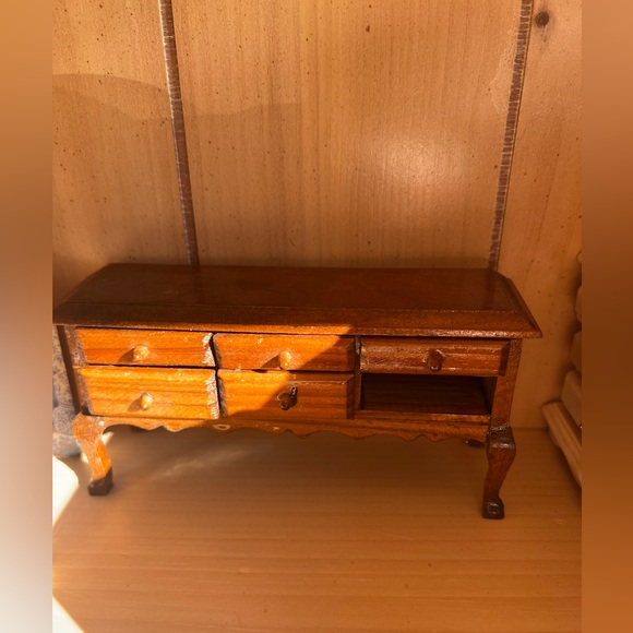 Elegant Brown Miniature Dollhouse Dining Set with Red Cushions - Picture 4 of 4